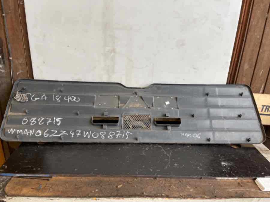 MAN F2000 FRONT GRILL 81.61150-0110 - Karoséria a exteriér pre Nákladné auto: obrázok 1 MAN F2000 FRONT GRILL 81.61150-0110 - Karoséria a exteriér pre Nákladné auto: obrázok 1