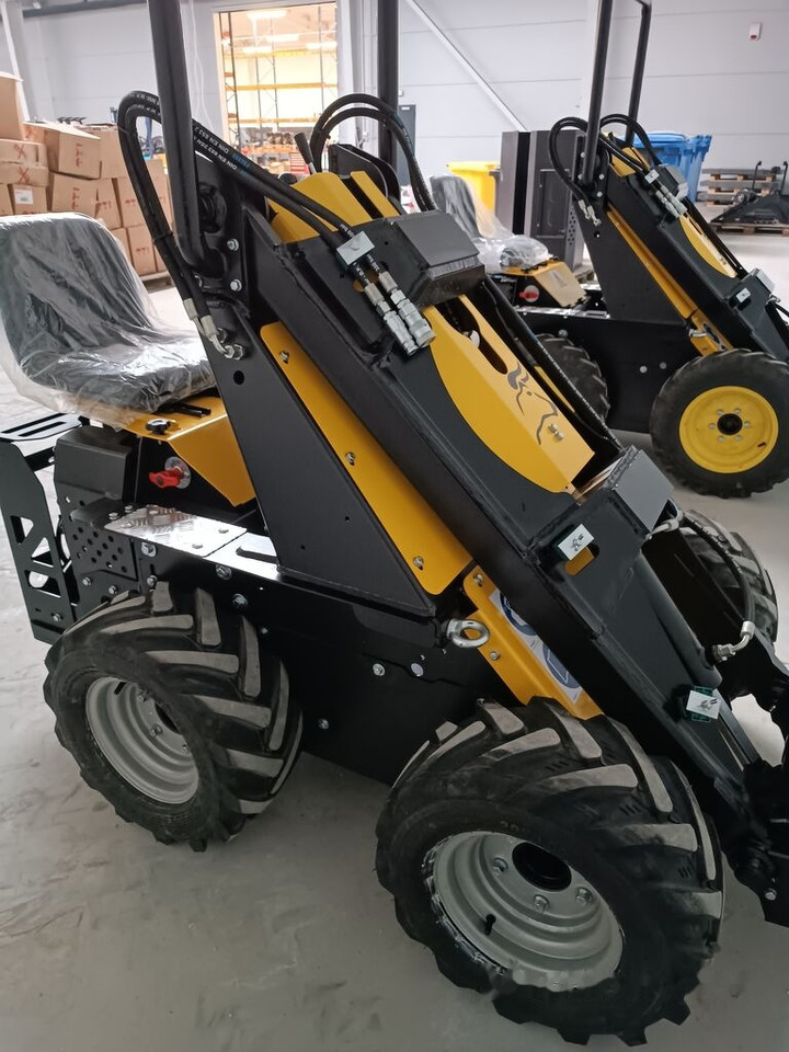 Tur Poland Radlader Mini loader Mini Hoflader N 520 - Šmykom riadený nakladač: obrázok 3 Tur Poland Radlader Mini loader Mini Hoflader N 520 - Šmykom riadený nakladač: obrázok 3