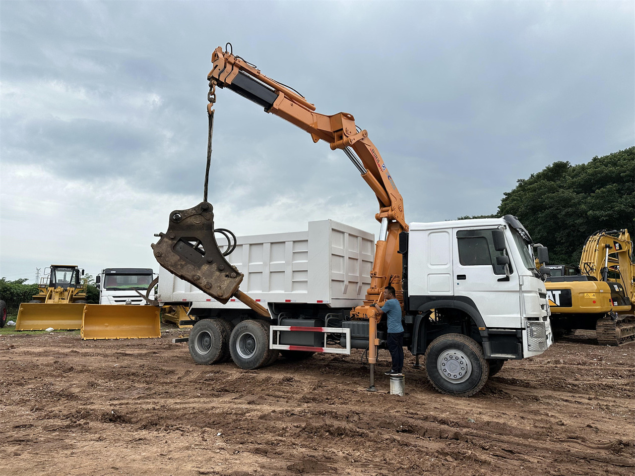 HOWO 371 Mounted Crane Dump truck - Auto s hydraulickou rukou: obrázok 2 HOWO 371 Mounted Crane Dump truck - Auto s hydraulickou rukou: obrázok 2