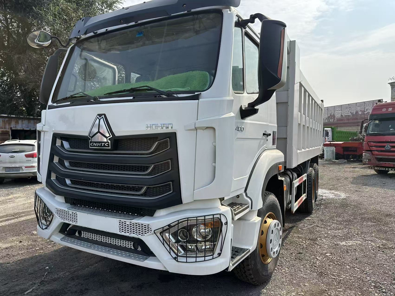 SINOTRUK HOHAN 400HP - Sklápač: obrázok 3 SINOTRUK HOHAN 400HP - Sklápač: obrázok 3