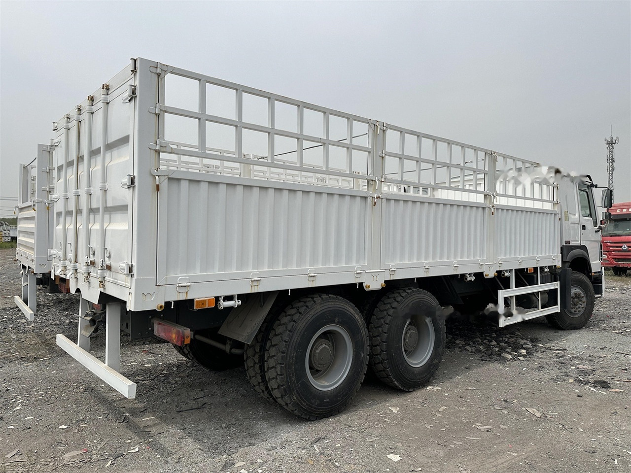 SINOTRUK HOWO 371 Cargo truck - Přepravník zvířat: obrázok 4 SINOTRUK HOWO 371 Cargo truck - Přepravník zvířat: obrázok 4