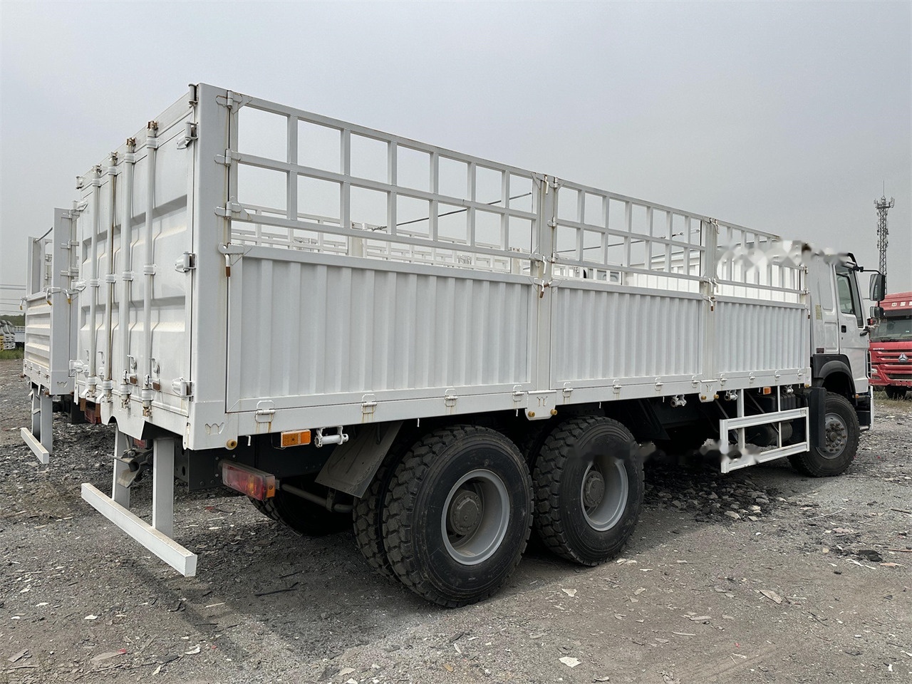 SINOTRUK HOWO 371 Cargo truck - Přepravník zvířat: obrázok 4 SINOTRUK HOWO 371 Cargo truck - Přepravník zvířat: obrázok 4
