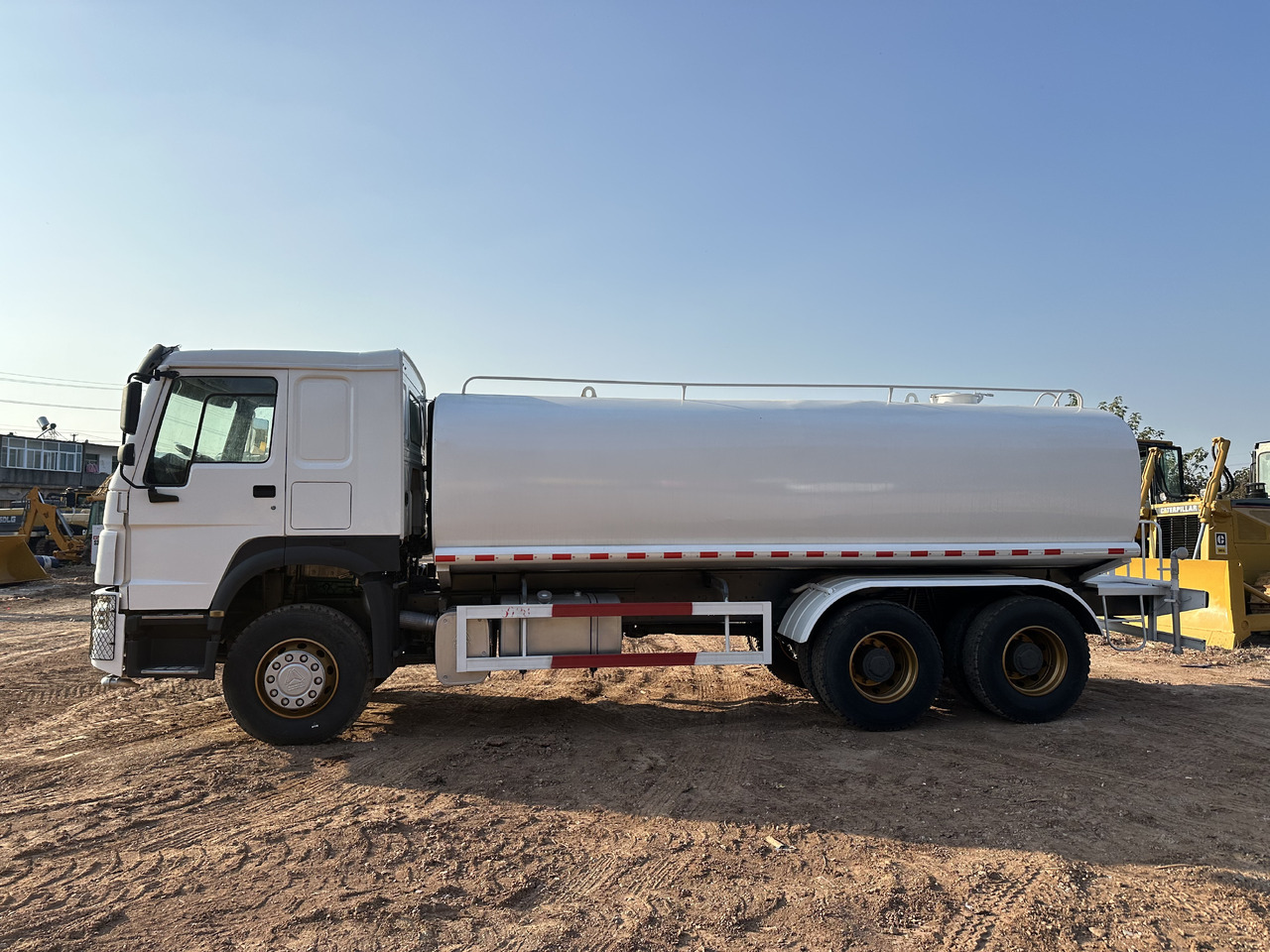 SINOTRUK HOWO 371 Water Tanker Truck - Cisternové vozidlo: obrázok 5 SINOTRUK HOWO 371 Water Tanker Truck - Cisternové vozidlo: obrázok 5