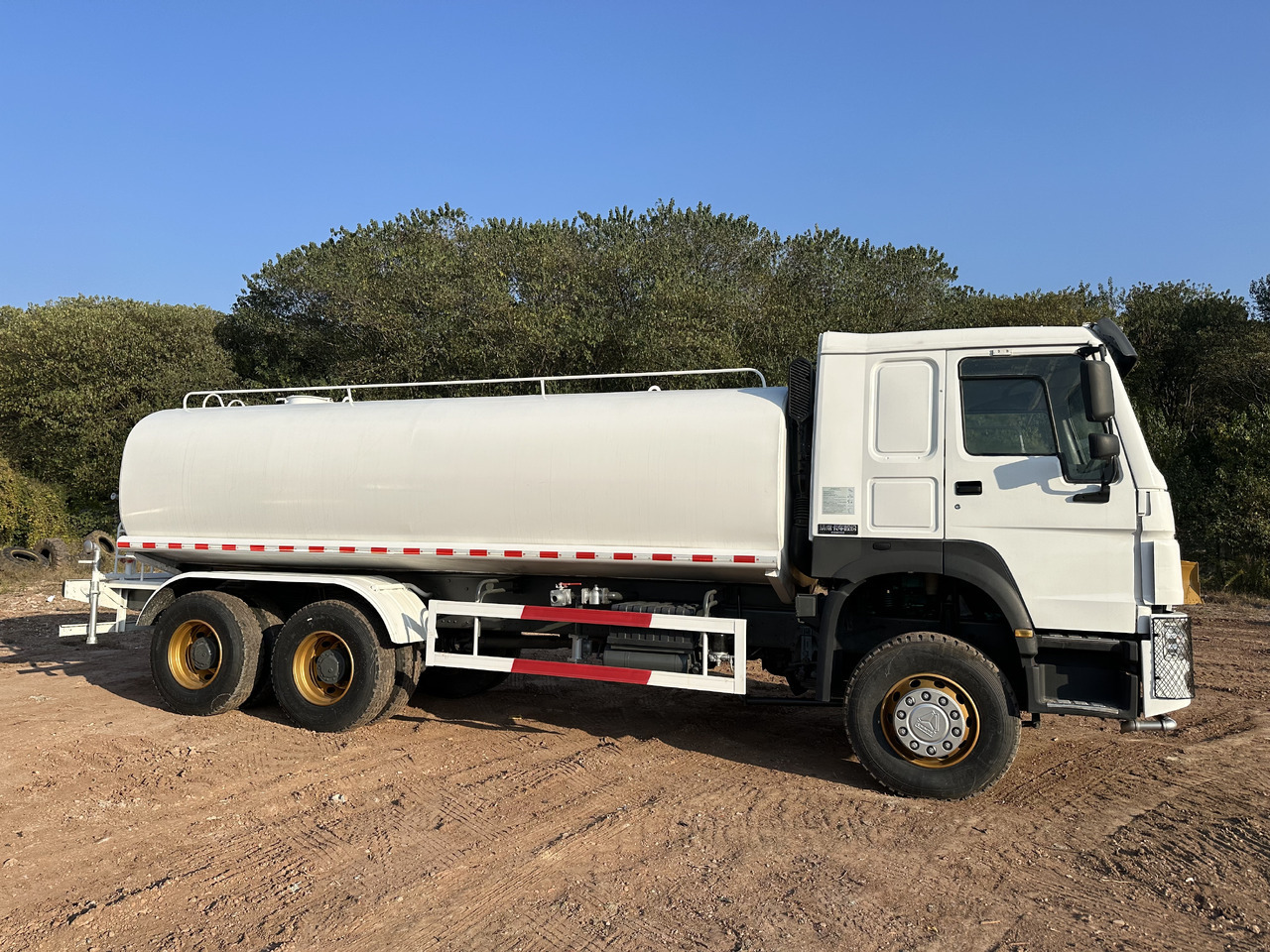 SINOTRUK HOWO 371 Water Tanker Truck - Cisternové vozidlo: obrázok 3 SINOTRUK HOWO 371 Water Tanker Truck - Cisternové vozidlo: obrázok 3