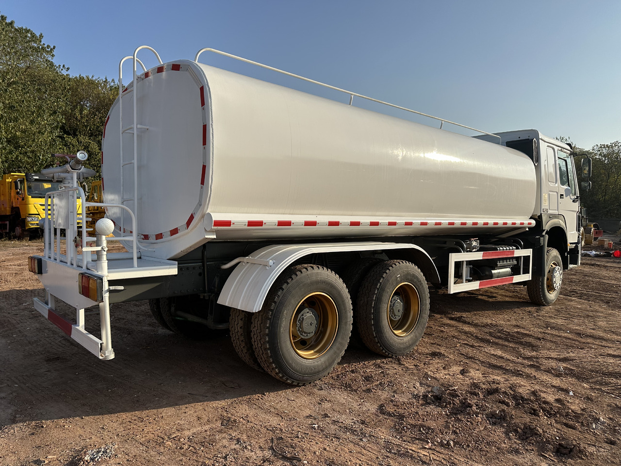 Cisternové vozidlo SINOTRUK HOWO 371 Water Tanker Truck: obrázok 8