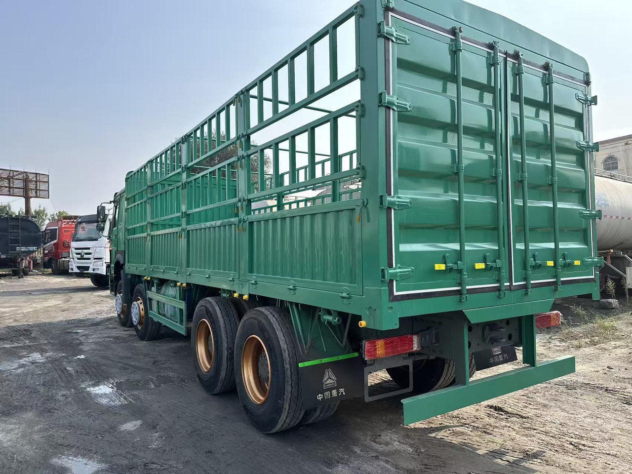 SINOTRUK HOWO 420hp 8x4 fence truck - Valníkový/ Plošinový nákladný automobil: obrázok 5 SINOTRUK HOWO 420hp 8x4 fence truck - Valníkový/ Plošinový nákladný automobil: obrázok 5