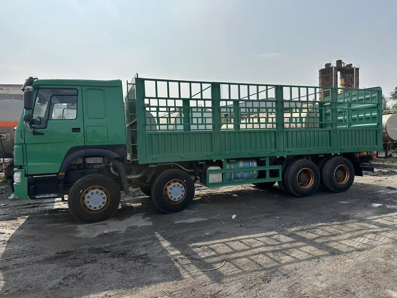 SINOTRUK HOWO 420hp 8x4 fence truck - Valníkový/ Plošinový nákladný automobil: obrázok 2 SINOTRUK HOWO 420hp 8x4 fence truck - Valníkový/ Plošinový nákladný automobil: obrázok 2