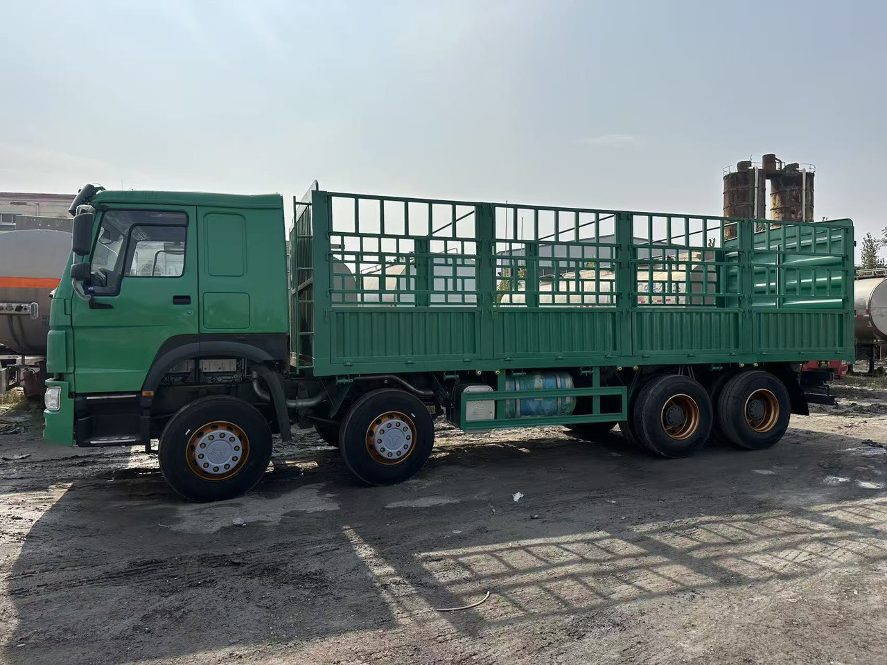 SINOTRUK HOWO 420hp 8x4 fence truck - Valníkový/ Plošinový nákladný automobil: obrázok 3 SINOTRUK HOWO 420hp 8x4 fence truck - Valníkový/ Plošinový nákladný automobil: obrázok 3