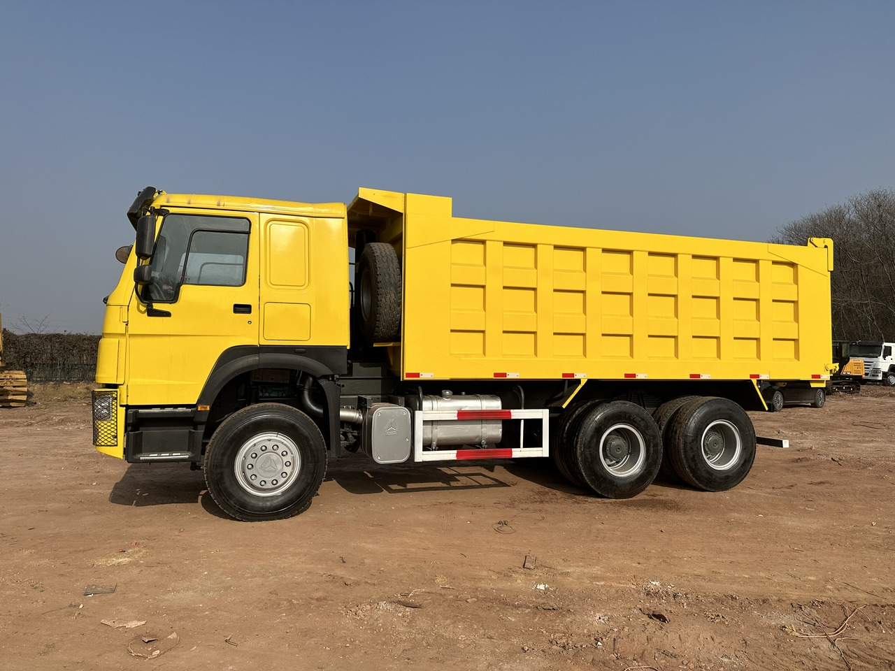 SINOTRUK Howo 6x4 Dump truck 371hp - Sklápač: obrázok 3 SINOTRUK Howo 6x4 Dump truck 371hp - Sklápač: obrázok 3
