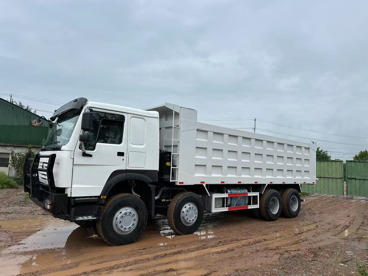 Sinotruk HOWO 371hp 8x4 tipper truck - Sklápač: obrázok 4 Sinotruk HOWO 371hp 8x4 tipper truck - Sklápač: obrázok 4