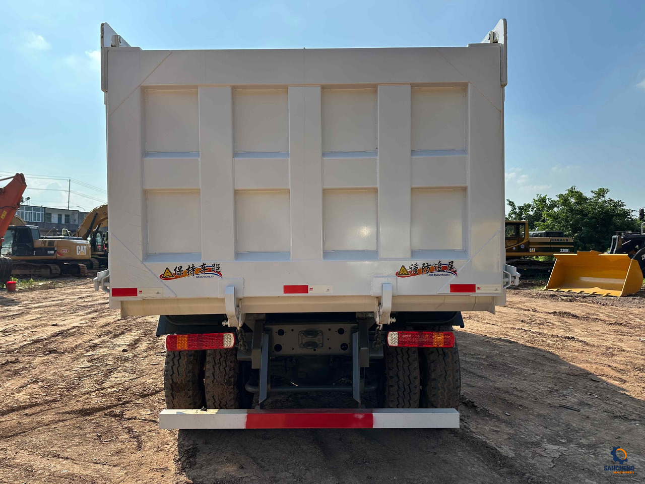 Sinotruk HOWO 400HP tipper truck With Bumper - Sklápač: obrázok 5 Sinotruk HOWO 400HP tipper truck With Bumper - Sklápač: obrázok 5