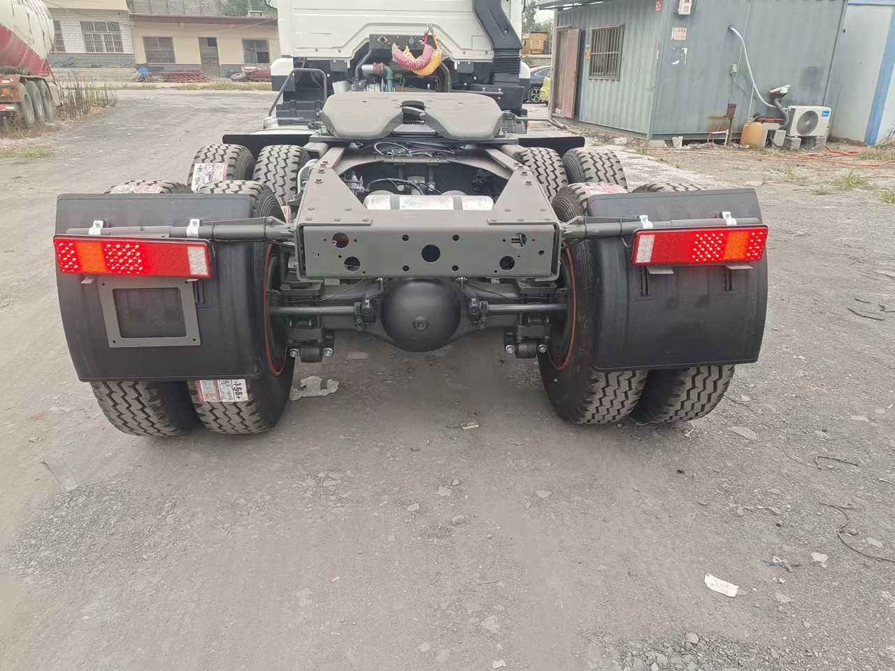 SINOTRUK HOWO 371hp 6X4 Tractor unit - Ťahač: obrázok 5 SINOTRUK HOWO 371hp 6X4 Tractor unit - Ťahač: obrázok 5