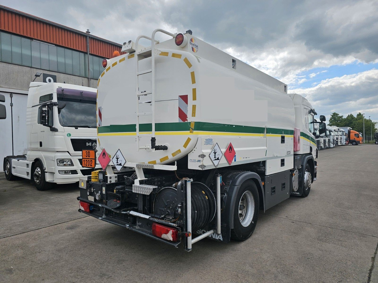 Scania P 360 * OBER/-UNTER * 3 KAMMER * BENZIN * - Cisternové vozidlo: obrázok 5 Scania P 360 * OBER/-UNTER * 3 KAMMER * BENZIN * - Cisternové vozidlo: obrázok 5