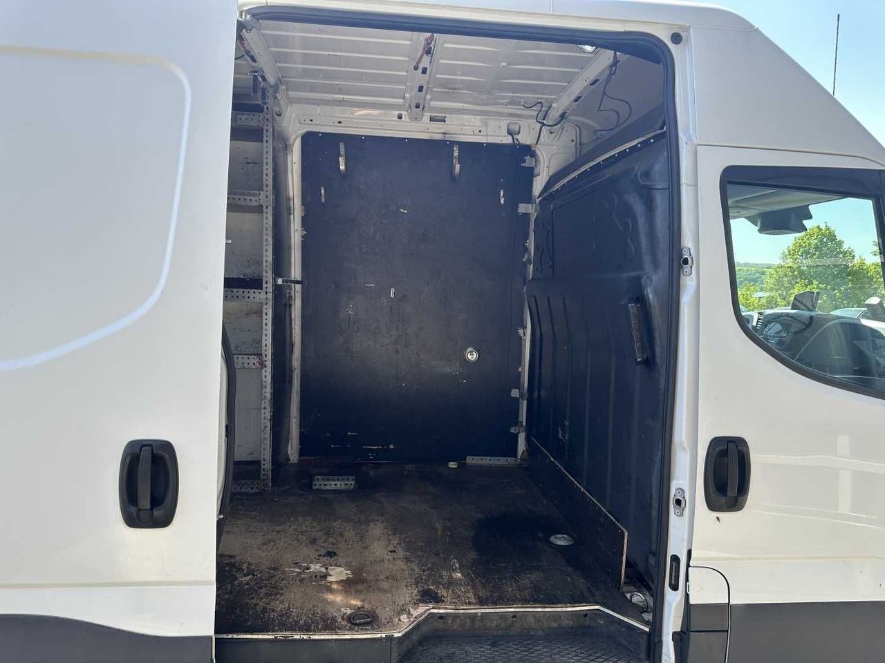 Iveco Daily 50C16 R4.100mm *AHK*Automatik*Ladekran* - Furgon: obrázok 5 Iveco Daily 50C16 R4.100mm *AHK*Automatik*Ladekran* - Furgon: obrázok 5