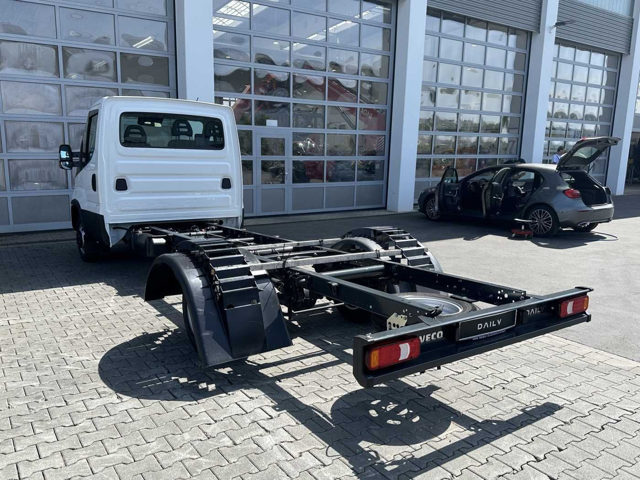 Iveco Daily 50C18 H 3.0L *R4.350mm*Klima* - Podvozek s kabinou: obrázok 3 Iveco Daily 50C18 H 3.0L *R4.350mm*Klima* - Podvozek s kabinou: obrázok 3