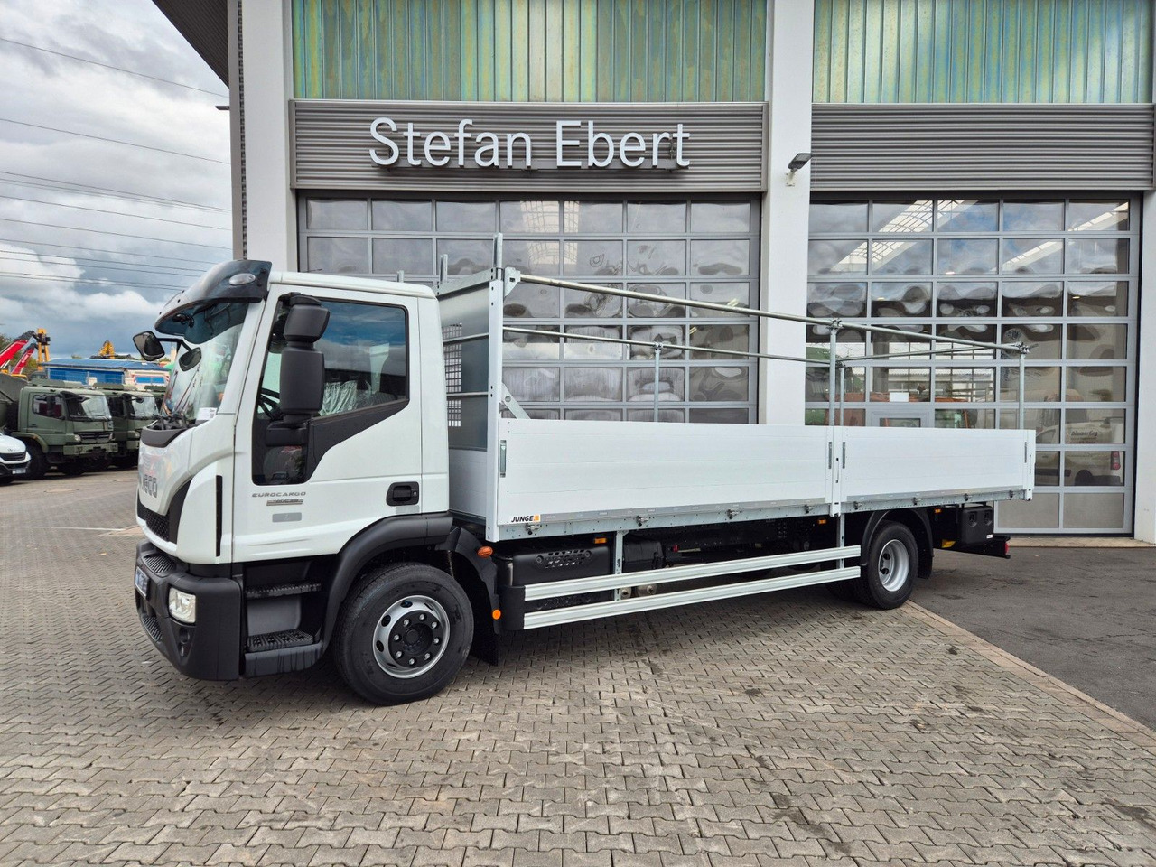 Iveco Eurocargo ML140E28/P Gerüstbau 3 Sitze AHK Klima - Valníkový/ Plošinový nákladný automobil: obrázok 3 Iveco Eurocargo ML140E28/P Gerüstbau 3 Sitze AHK Klima - Valníkový/ Plošinový nákladný automobil: obrázok 3