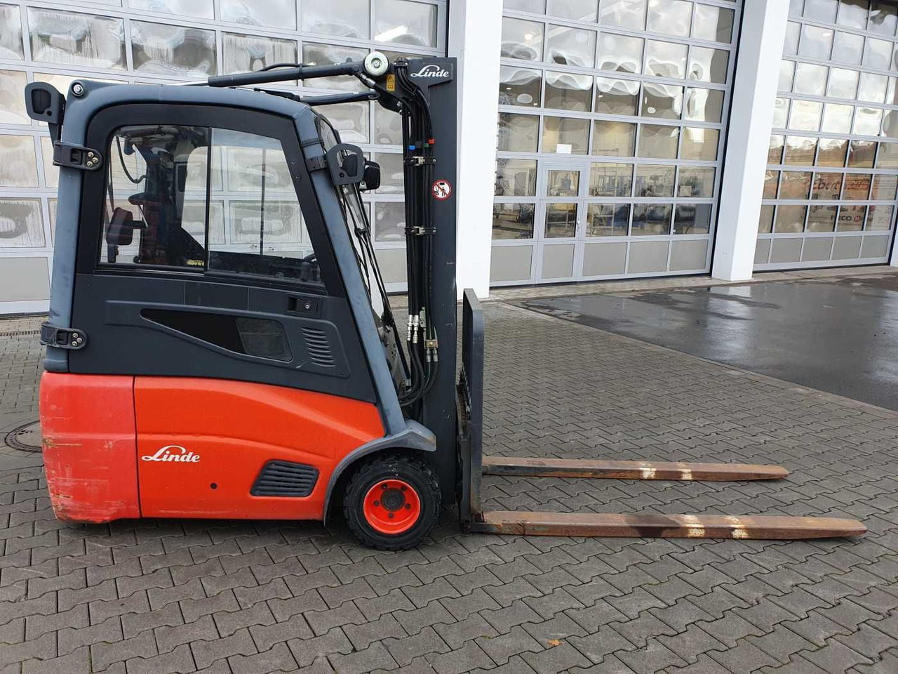 Linde E18 - 01 / Triplex: 4.50m! / SS / nur 5.672h! - Elektrický vysokozdvižný vozík: obrázok 3 Linde E18 - 01 / Triplex: 4.50m! / SS / nur 5.672h! - Elektrický vysokozdvižný vozík: obrázok 3