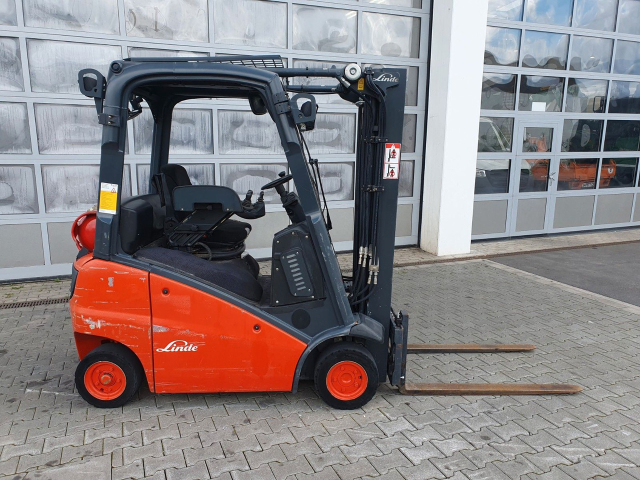 Linde H16 T-01 / 4,6m / nur: 3.260h / Gas / SS - Vysokozdvižný vozík: obrázok 2 Linde H16 T-01 / 4,6m / nur: 3.260h / Gas / SS - Vysokozdvižný vozík: obrázok 2