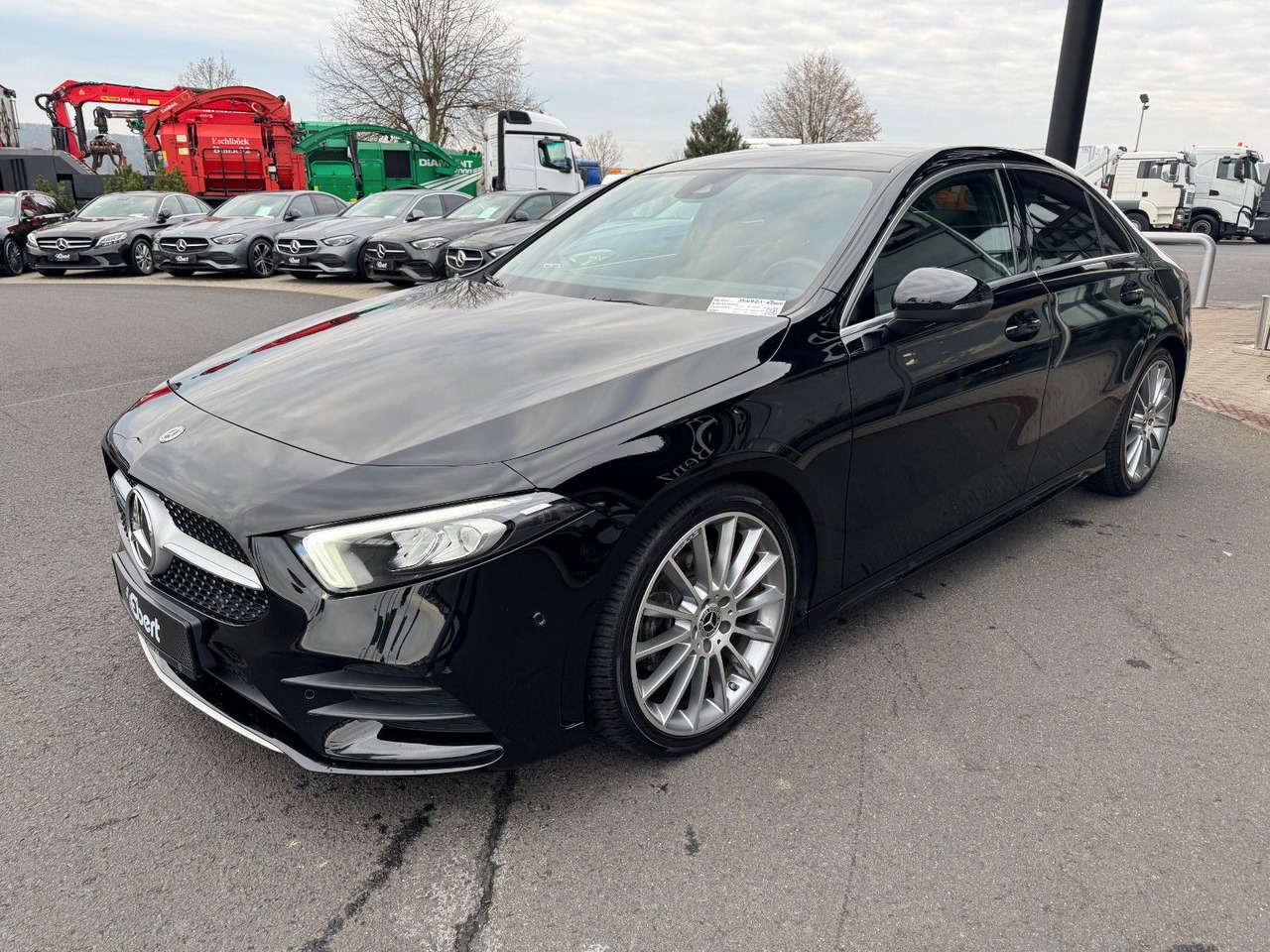 Mercedes-Benz A 200 AMG 19"+Ambiente+R-Kamera+Pano+LED+MBUX - Sedan: obrázok 2 Mercedes-Benz A 200 AMG 19"+Ambiente+R-Kamera+Pano+LED+MBUX - Sedan: obrázok 2