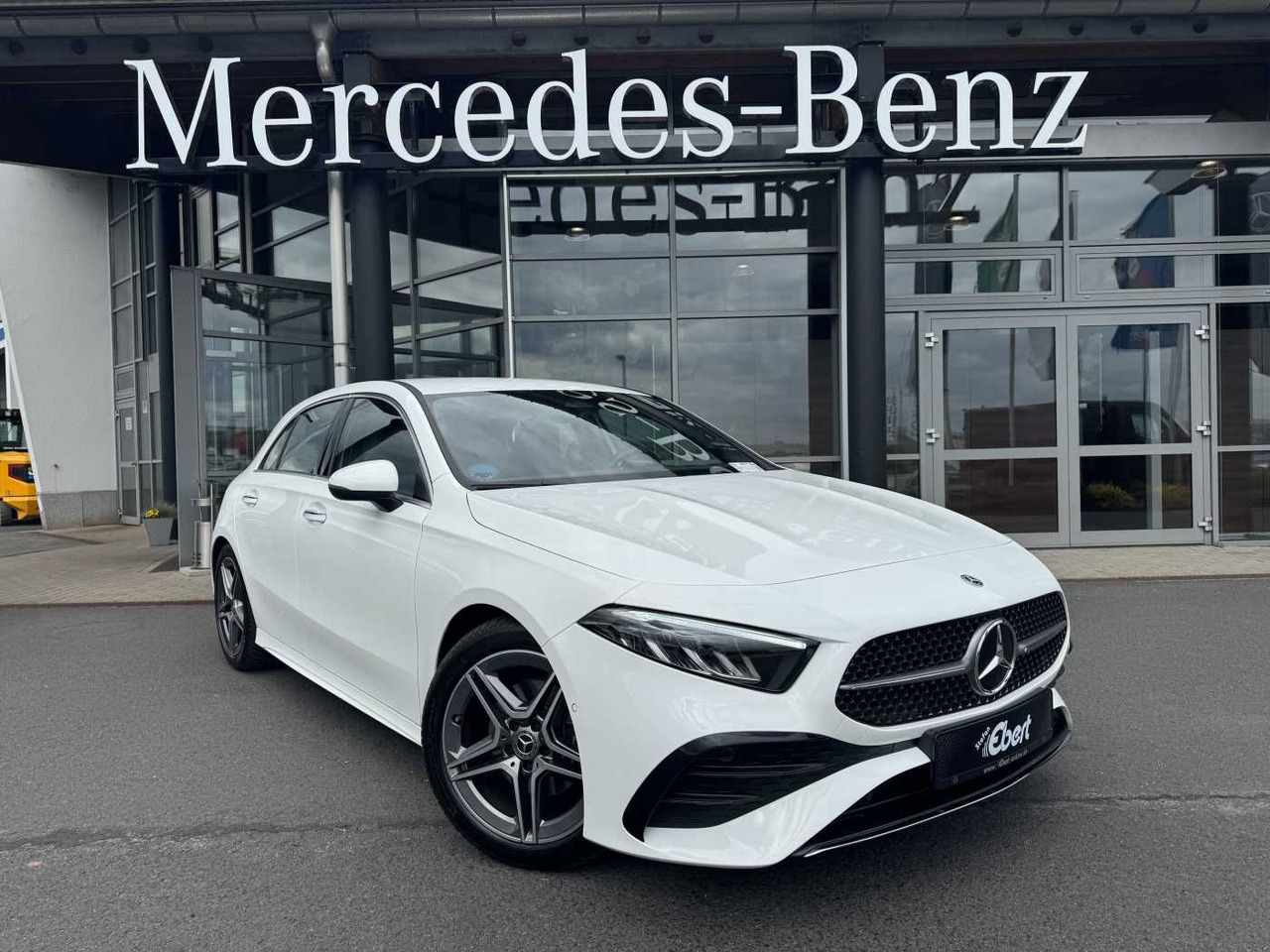 Mercedes-Benz A 200d AMG+AHK+Ambiente+RFK+MBUX+LED+IHC - Sedan: obrázok 1 Mercedes-Benz A 200d AMG+AHK+Ambiente+RFK+MBUX+LED+IHC - Sedan: obrázok 1
