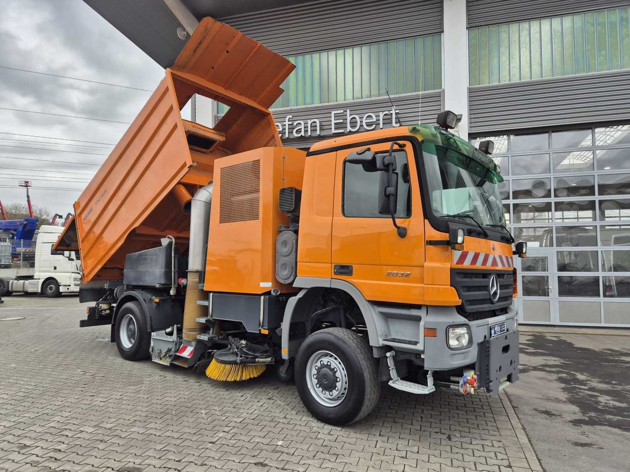 Mercedes-Benz Actros 2032 A 4x4 Bucher STKF 9500 Airport 30x - Zametacie vozidlo: obrázok 2 Mercedes-Benz Actros 2032 A 4x4 Bucher STKF 9500 Airport 30x - Zametacie vozidlo: obrázok 2