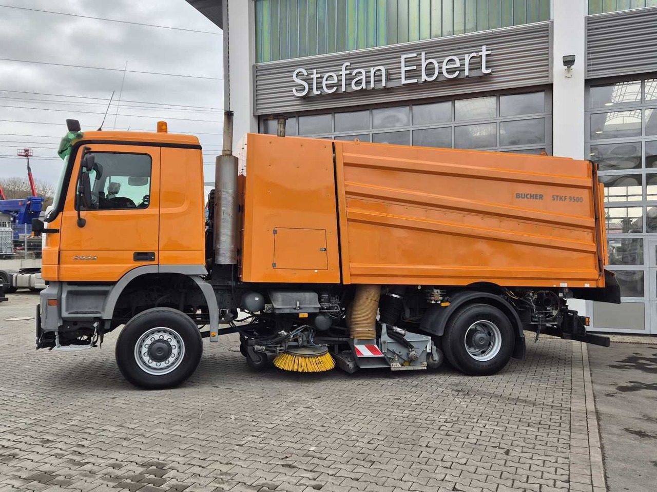 Mercedes-Benz Actros 2032 A 4x4 Bucher STKF 9500 Airport 30x - Zametacie vozidlo: obrázok 5 Mercedes-Benz Actros 2032 A 4x4 Bucher STKF 9500 Airport 30x - Zametacie vozidlo: obrázok 5