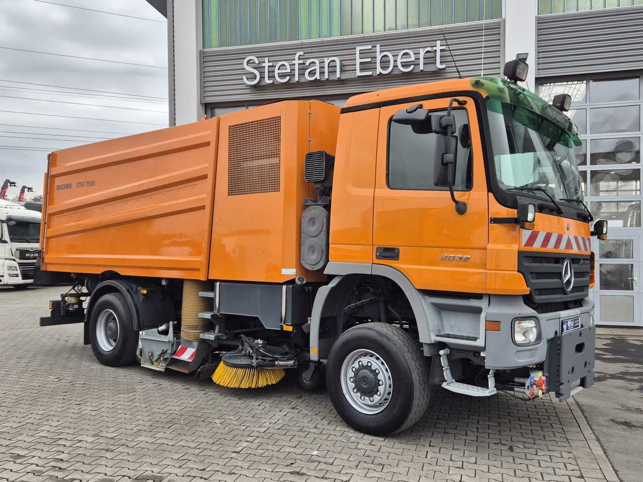 Mercedes-Benz Actros 2032 A 4x4 Bucher STKF 9500 Airport 30x - Zametacie vozidlo: obrázok 4 Mercedes-Benz Actros 2032 A 4x4 Bucher STKF 9500 Airport 30x - Zametacie vozidlo: obrázok 4