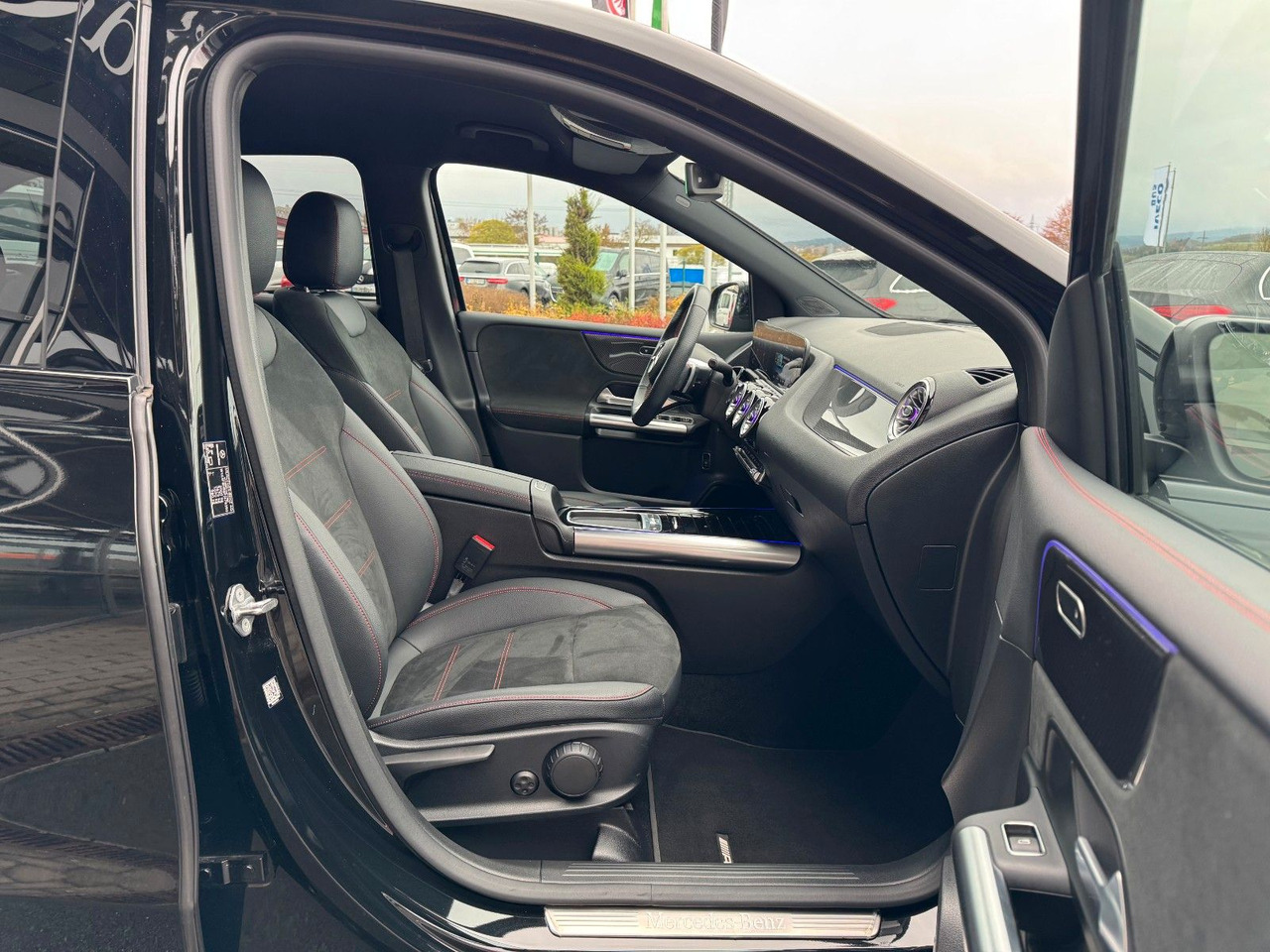 Mercedes-Benz B 200 AMG+AHK+Ambiente+RFK+MBUX+Night - Sedan: obrázok 4 Mercedes-Benz B 200 AMG+AHK+Ambiente+RFK+MBUX+Night - Sedan: obrázok 4