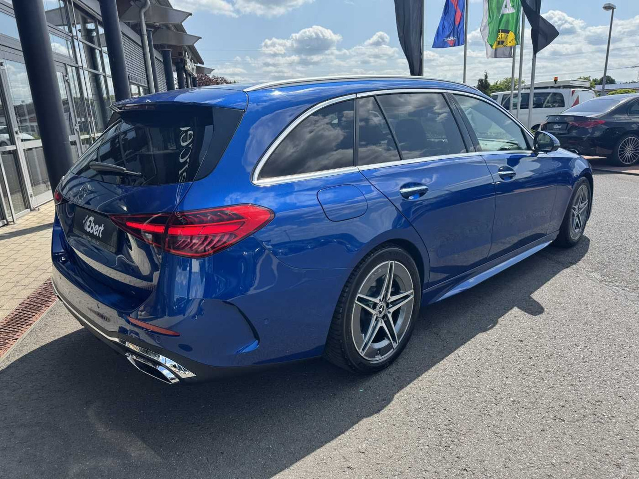 Mercedes-Benz C 200d AMG+Pano+Distr+Digital+AHK+HUD+360+IHC+ - Automobil: obrázok 4 Mercedes-Benz C 200d AMG+Pano+Distr+Digital+AHK+HUD+360+IHC+ - Automobil: obrázok 4