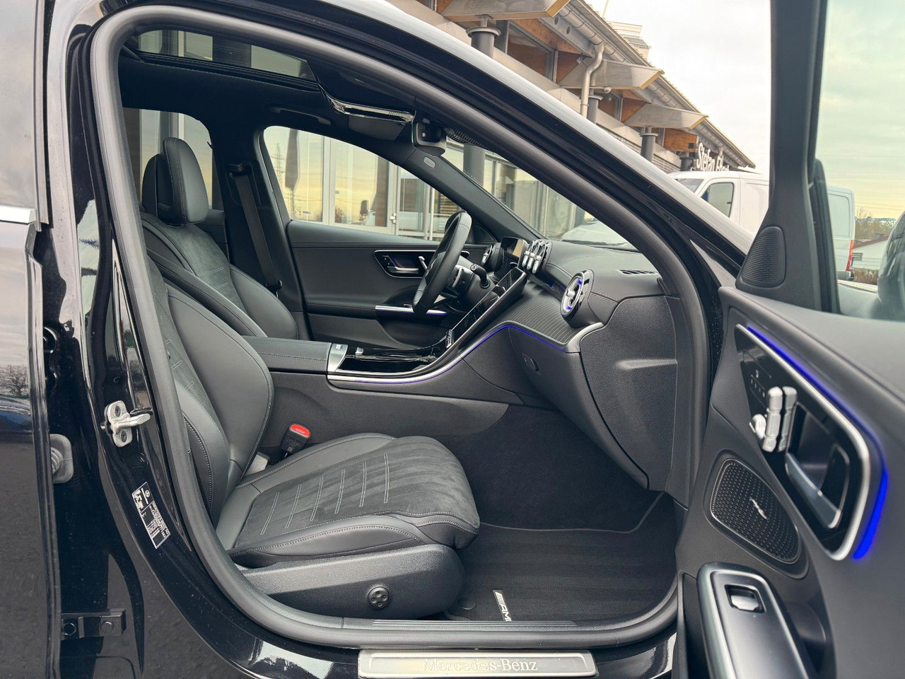 Mercedes-Benz C 200d T AMG+Pano+AHK+Distr+Digital+360 - Kombi: obrázok 4 Mercedes-Benz C 200d T AMG+Pano+AHK+Distr+Digital+360 - Kombi: obrázok 4