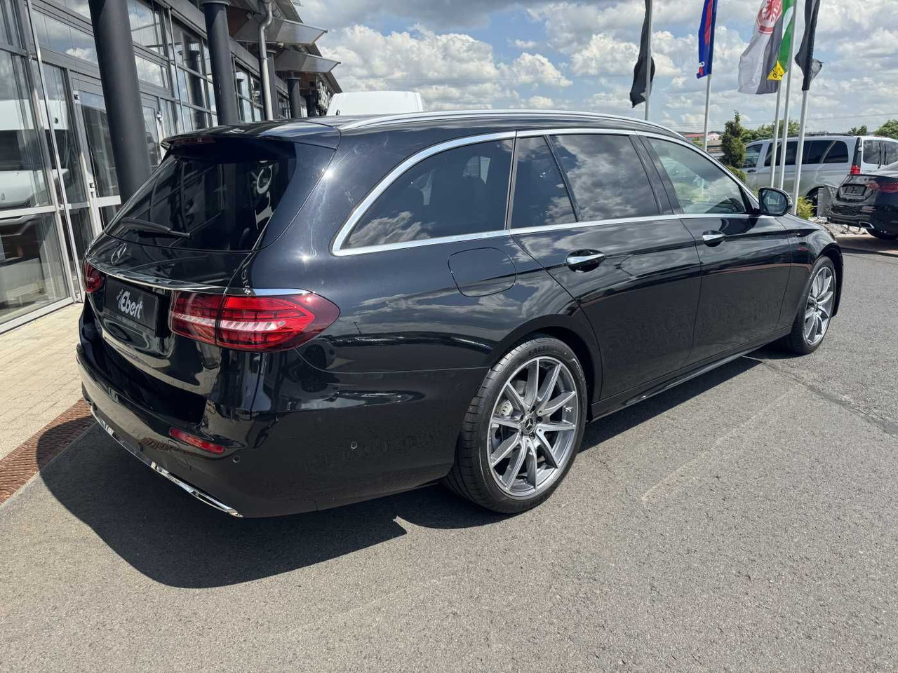 Mercedes-Benz E 220d AMG+Pano+Burm+Distr+Memory+AHK+360 - Automobil: obrázok 4 Mercedes-Benz E 220d AMG+Pano+Burm+Distr+Memory+AHK+360 - Automobil: obrázok 4