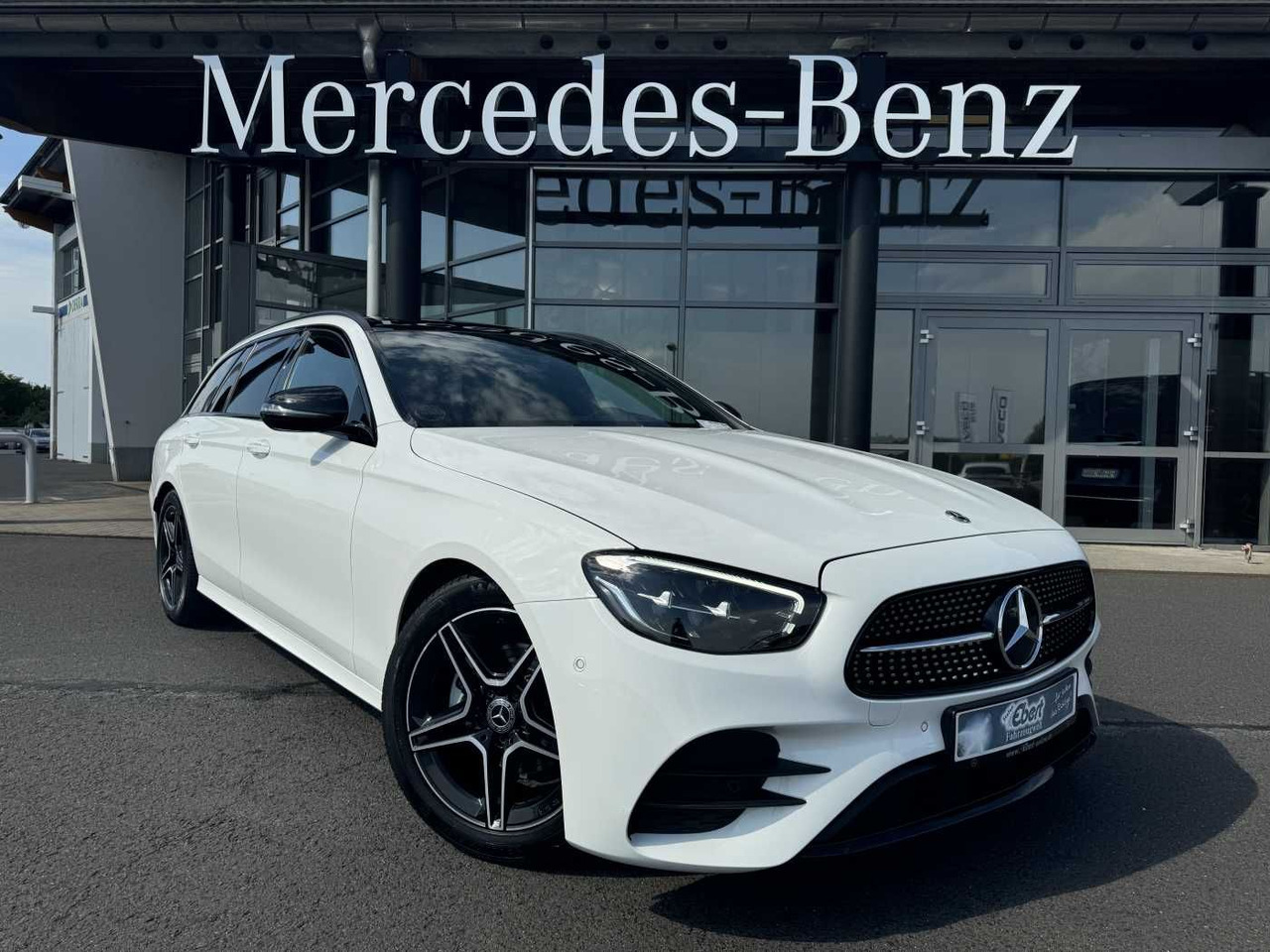 Mercedes-Benz E 220d T AMG+Pano+AHK+Night+TotW+ RKamera+Ambien - Automobil: obrázok 1 Mercedes-Benz E 220d T AMG+Pano+AHK+Night+TotW+ RKamera+Ambien - Automobil: obrázok 1