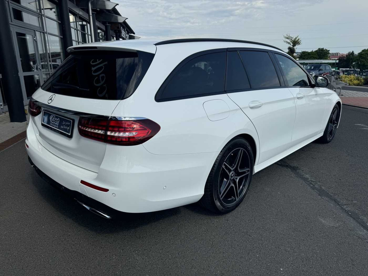 Mercedes-Benz E 220d T AMG+Pano+AHK+Night+TotW+ RKamera+Ambien - Automobil: obrázok 4 Mercedes-Benz E 220d T AMG+Pano+AHK+Night+TotW+ RKamera+Ambien - Automobil: obrázok 4