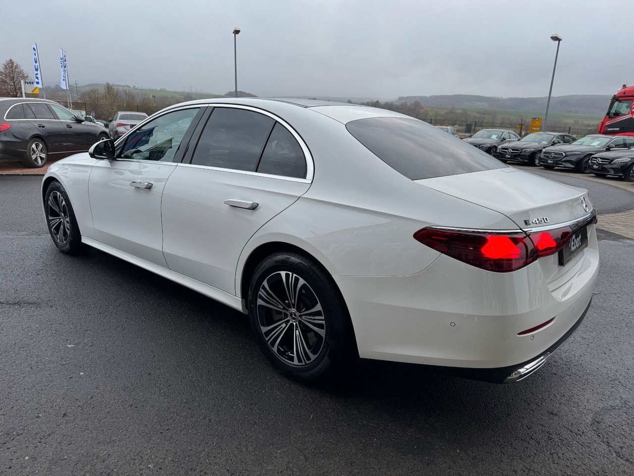 Mercedes-Benz E 450 4M Avantgarde+Pano+DistrPro+Digital+360 - Sedan: obrázok 4 Mercedes-Benz E 450 4M Avantgarde+Pano+DistrPro+Digital+360 - Sedan: obrázok 4