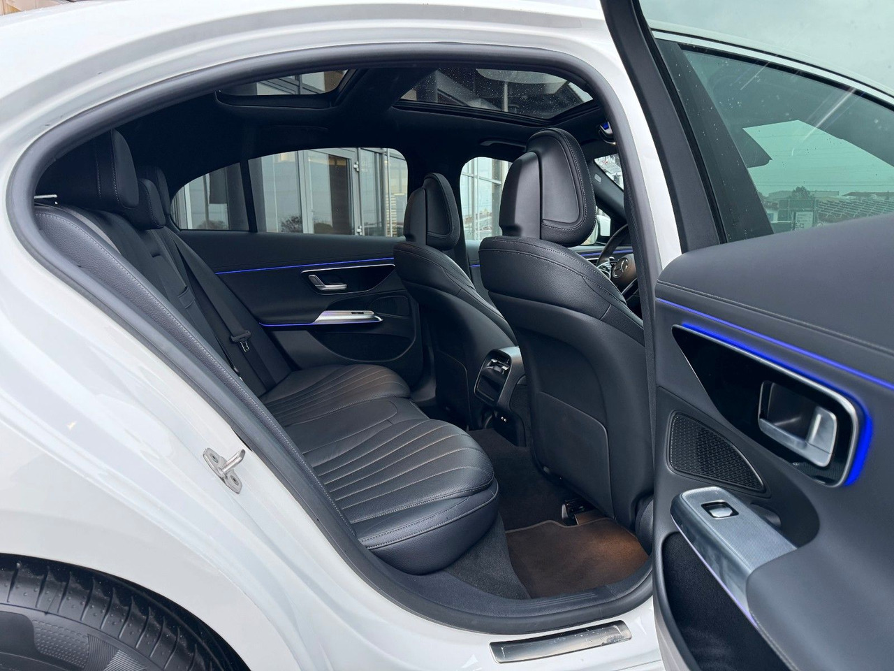 Sedan Mercedes-Benz E 450 4M Avantgarde+Pano+DistrPro+Digital+360: obrázok 8