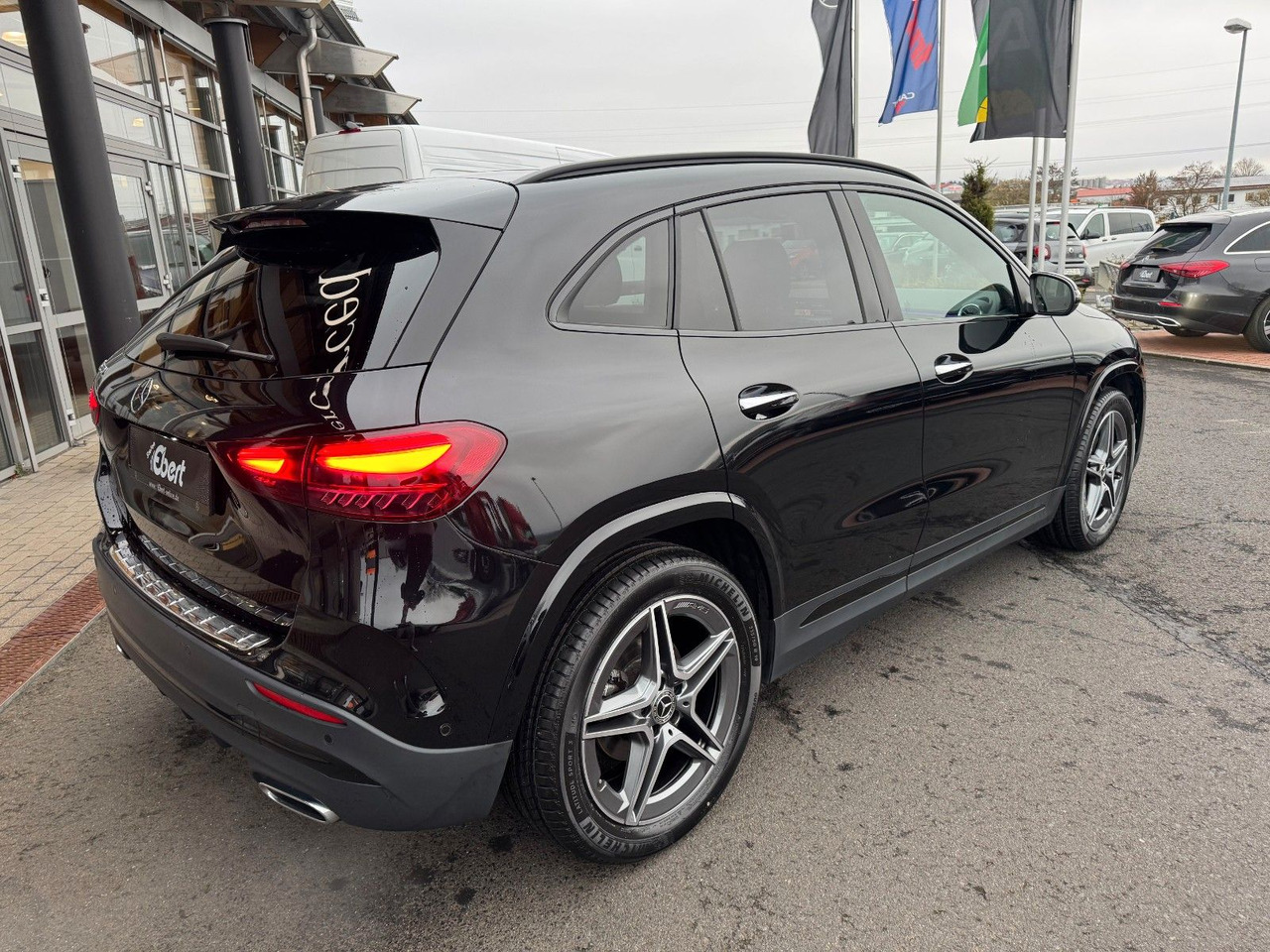 Mercedes-Benz GLA 200 AMG+Pano+Distr+Ambiente+Multibeam+ - SUV: obrázok 4 Mercedes-Benz GLA 200 AMG+Pano+Distr+Ambiente+Multibeam+ - SUV: obrázok 4
