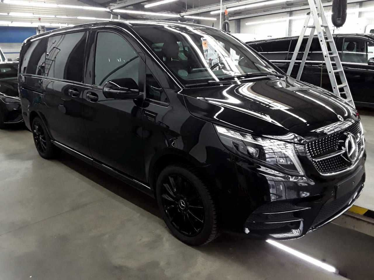 Mercedes-Benz V 300 d 4MATIC EXCLUSIVE AMG Panorama DISTRONIC - Automobil: obrázok 2 Mercedes-Benz V 300 d 4MATIC EXCLUSIVE AMG Panorama DISTRONIC - Automobil: obrázok 2
