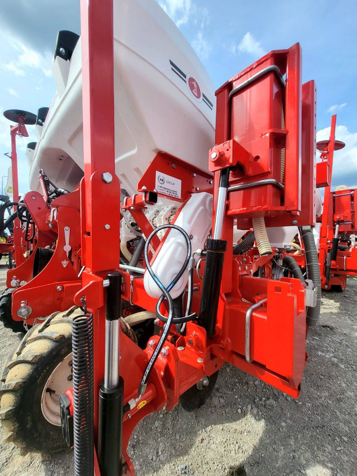 Ozdoken six-row pneumatic precision seeder, VPKT-DG6, PVC fertiliser tank - on stock - Přesný sejací stroj: obrázok 4 Ozdoken six-row pneumatic precision seeder, VPKT-DG6, PVC fertiliser tank - on stock - Přesný sejací stroj: obrázok 4