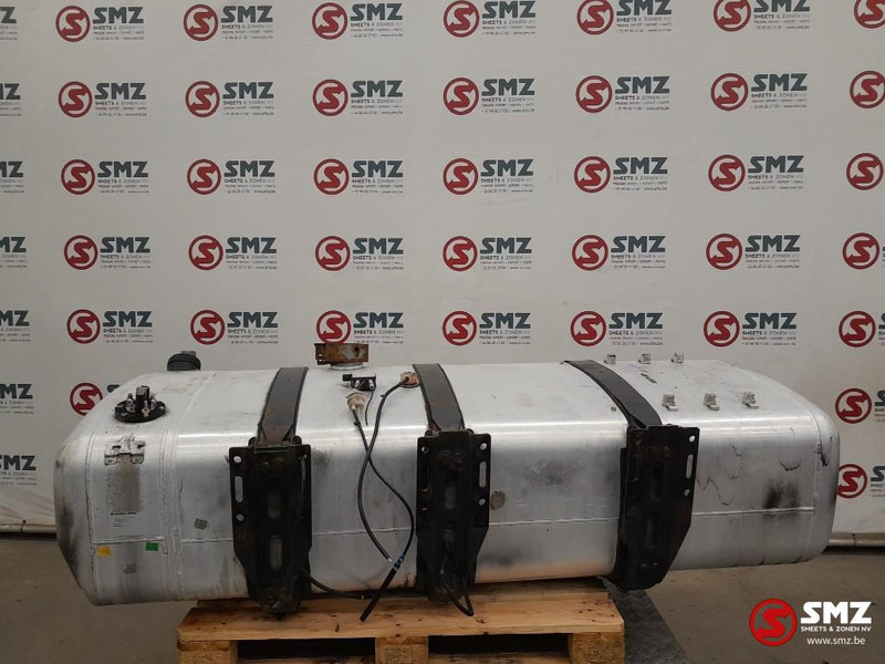 Mercedes-Benz Occ brandstoftank 660L + AdBluetank 75L met steune - Palivová nádrž pre Nákladné auto: obrázok 2 Mercedes-Benz Occ brandstoftank 660L + AdBluetank 75L met steune - Palivová nádrž pre Nákladné auto: obrázok 2