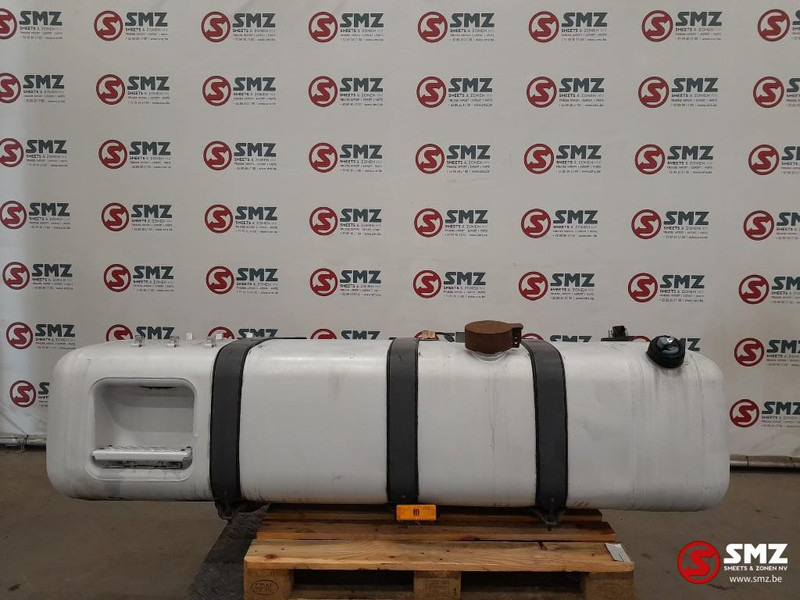 Mercedes-Benz Occ brandstoftank 660L + AdBluetank 75L met steune - Palivová nádrž pre Nákladné auto: obrázok 1 Mercedes-Benz Occ brandstoftank 660L + AdBluetank 75L met steune - Palivová nádrž pre Nákladné auto: obrázok 1