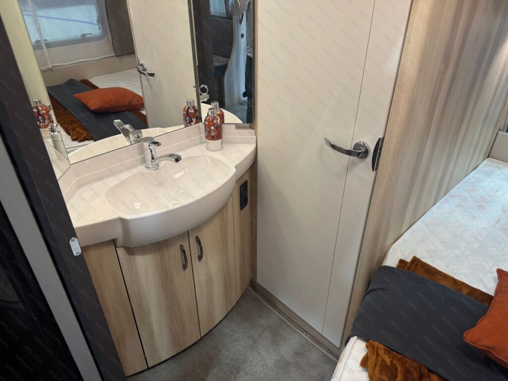 DE LUXE 460 UFe - Obytný príves: obrázok 5 DE LUXE 460 UFe - Obytný príves: obrázok 5