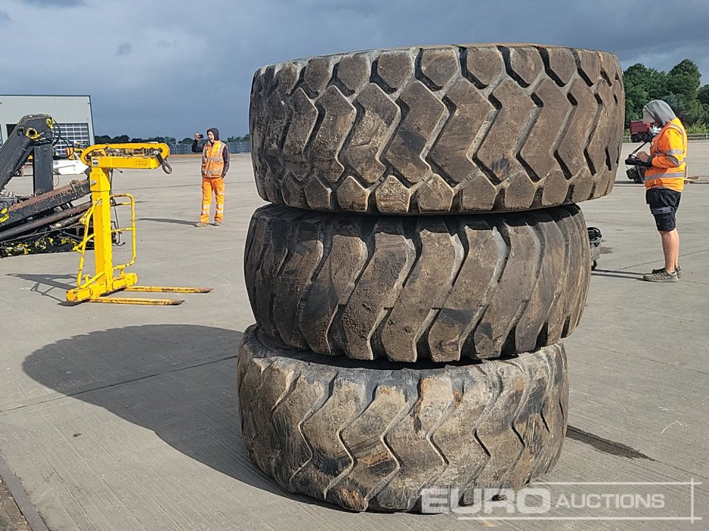 23.5R25 Tyre & Rim (3 of) - Pneumatika: obrázok 3 23.5R25 Tyre & Rim (3 of) - Pneumatika: obrázok 3