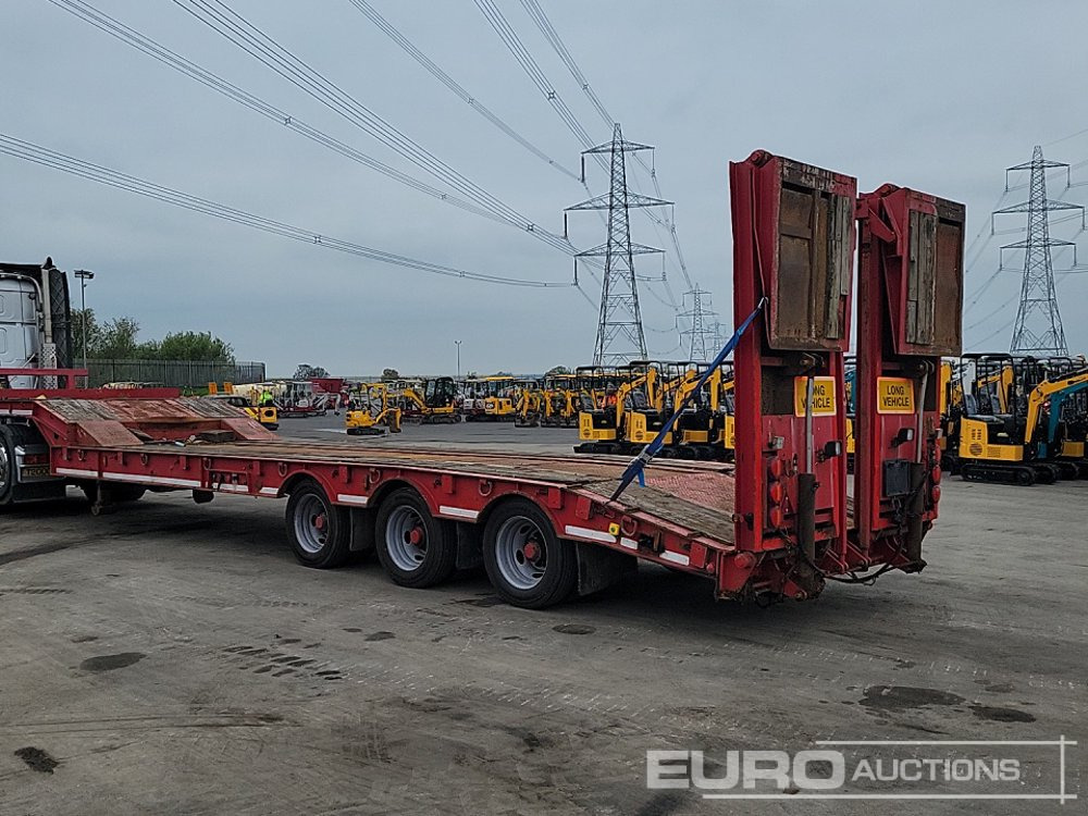 Cheiftain Tri Axle Stepframe Low Loader Trailer, Neck Ramps, Out Riggers, Hydraulic Flip Toe Ramps - Náves podvalník: obrázok 3 Cheiftain Tri Axle Stepframe Low Loader Trailer, Neck Ramps, Out Riggers, Hydraulic Flip Toe Ramps - Náves podvalník: obrázok 3