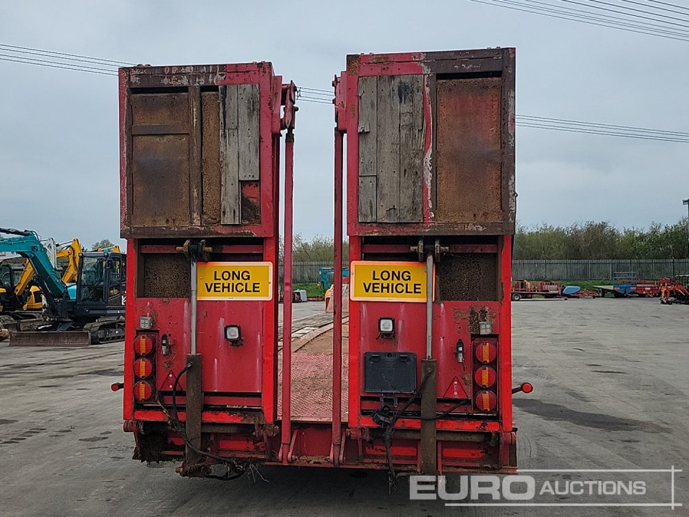 Cheiftain Tri Axle Stepframe Low Loader Trailer, Neck Ramps, Out Riggers, Hydraulic Flip Toe Ramps - Náves podvalník: obrázok 4 Cheiftain Tri Axle Stepframe Low Loader Trailer, Neck Ramps, Out Riggers, Hydraulic Flip Toe Ramps - Náves podvalník: obrázok 4