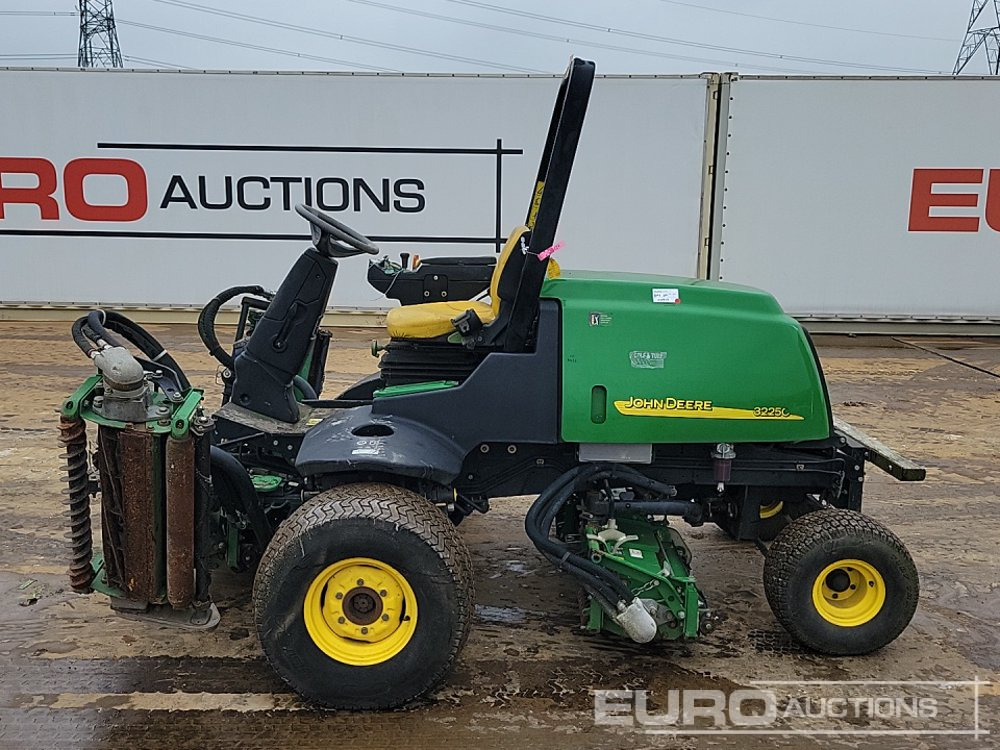 John Deere 3225C - Záhradná kosačka: obrázok 2 John Deere 3225C - Záhradná kosačka: obrázok 2