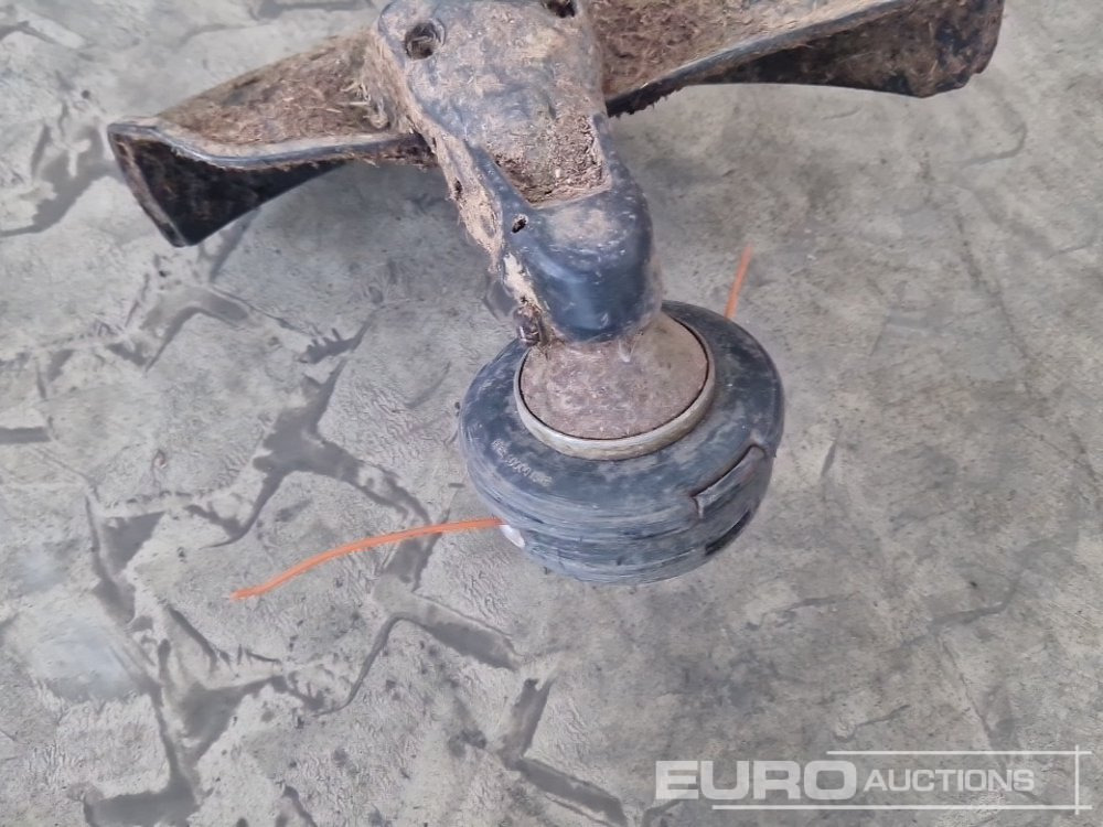 Makita Petrol Strimmer - Vybavenie garáže/ Dielne: obrázok 5 Makita Petrol Strimmer - Vybavenie garáže/ Dielne: obrázok 5