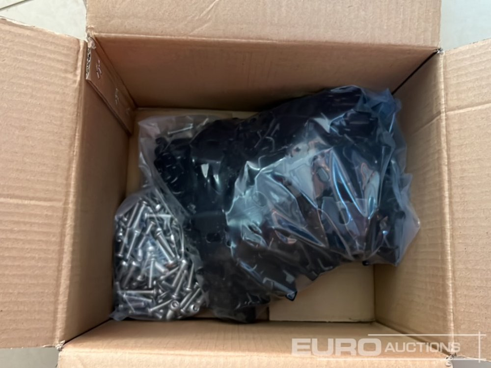 Stavebné zariadenia Unused Galvanised & Powder Coated Heavy Duty (5mm) Wire Mesh Fencing, 25 x H2.4m x W2.2m Panels, 26 x 60mm x 60mm x3m Posts, with Fittings (Black): obrázok 24