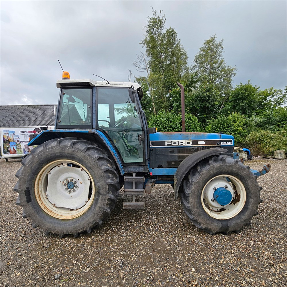 Ford 8340 - Traktor: obrázok 2 Ford 8340 - Traktor: obrázok 2