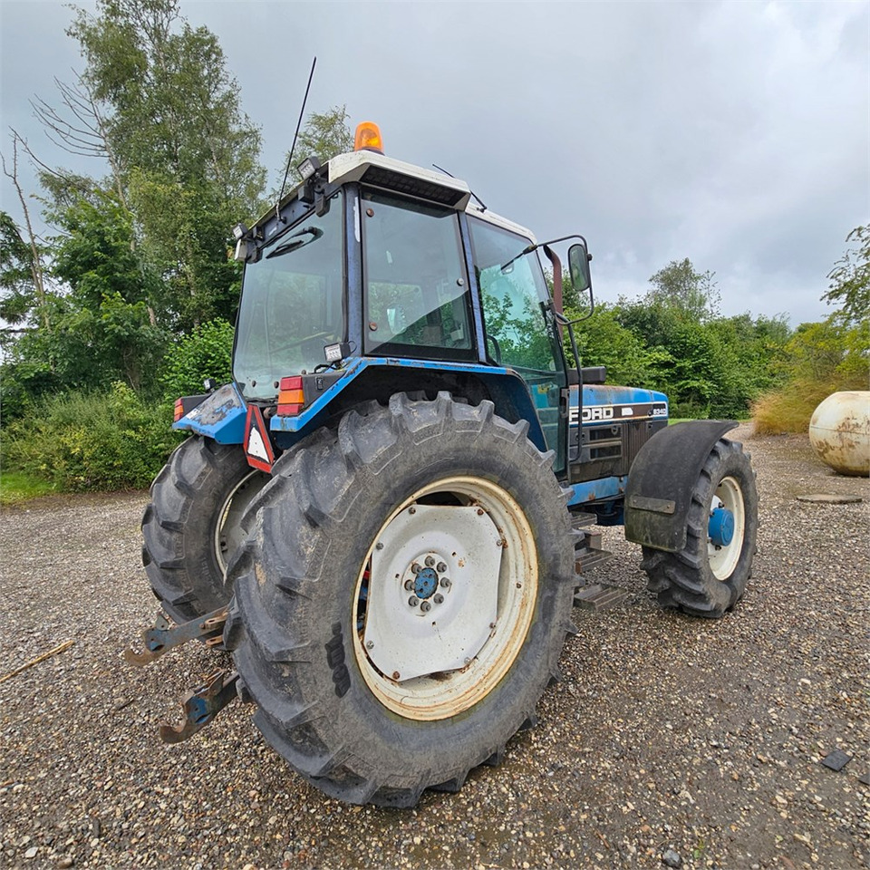 Ford 8340 - Traktor: obrázok 3 Ford 8340 - Traktor: obrázok 3