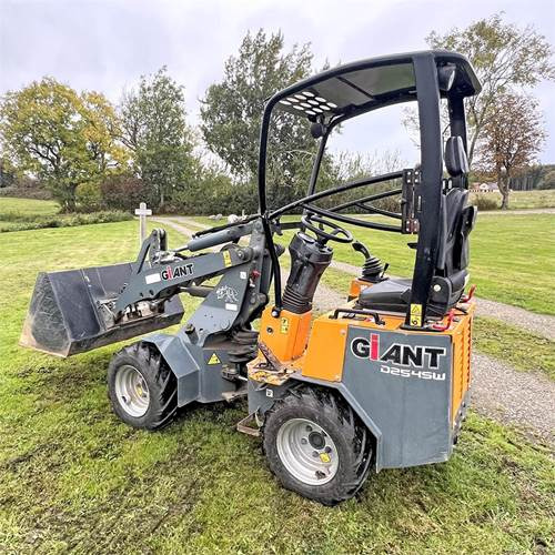 Giant D254SW - Šmykom riadený nakladač: obrázok 3 Giant D254SW - Šmykom riadený nakladač: obrázok 3